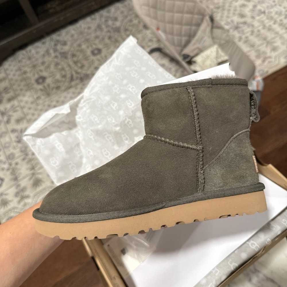 UGG mini II